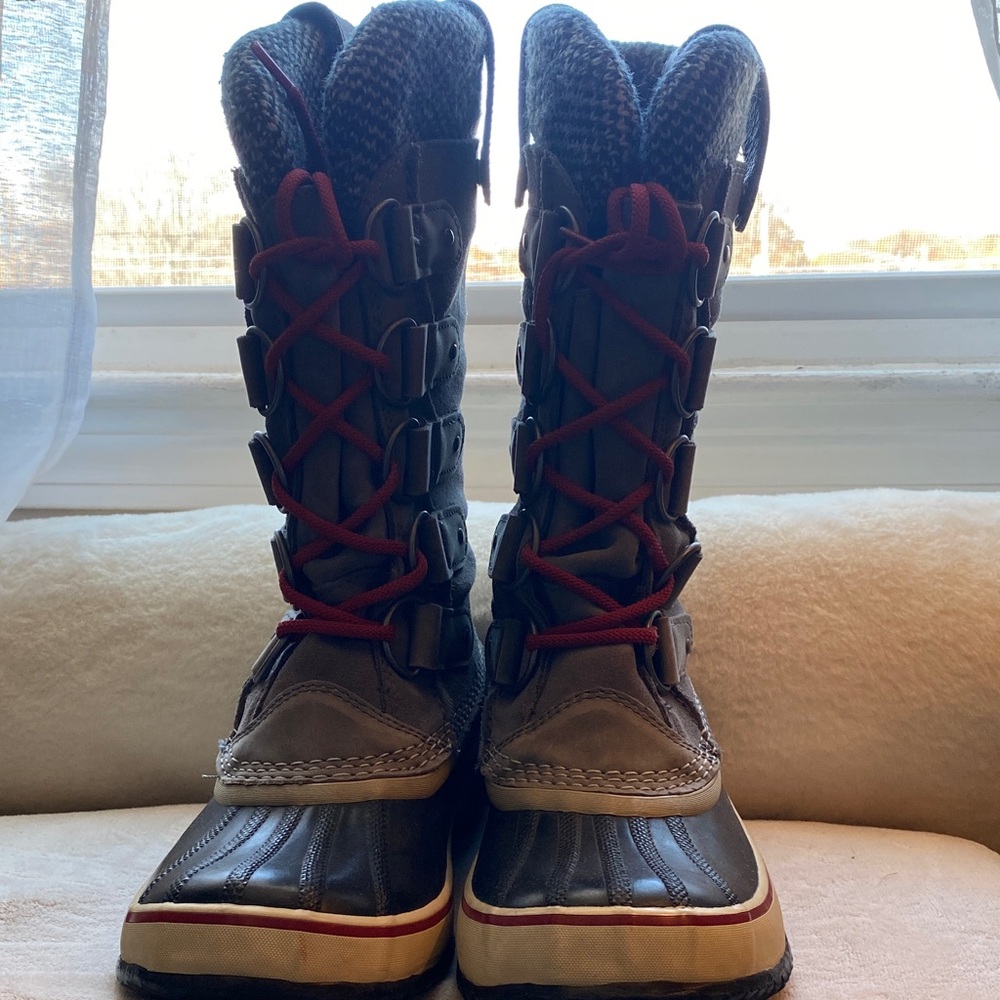 Sorel gray  and Black Winter Boots with Red laces lined like new 8